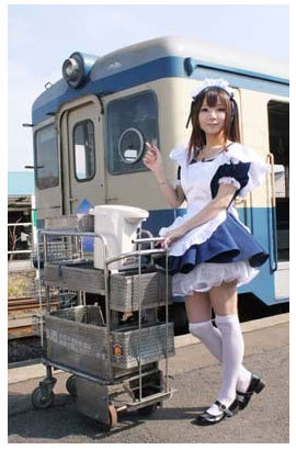 “動くメイド喫茶”メイドトレインで美少女メイドさんが萌え駅弁を車内販売!