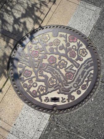 水戸市のシンボル梅がデザインされたマンホール